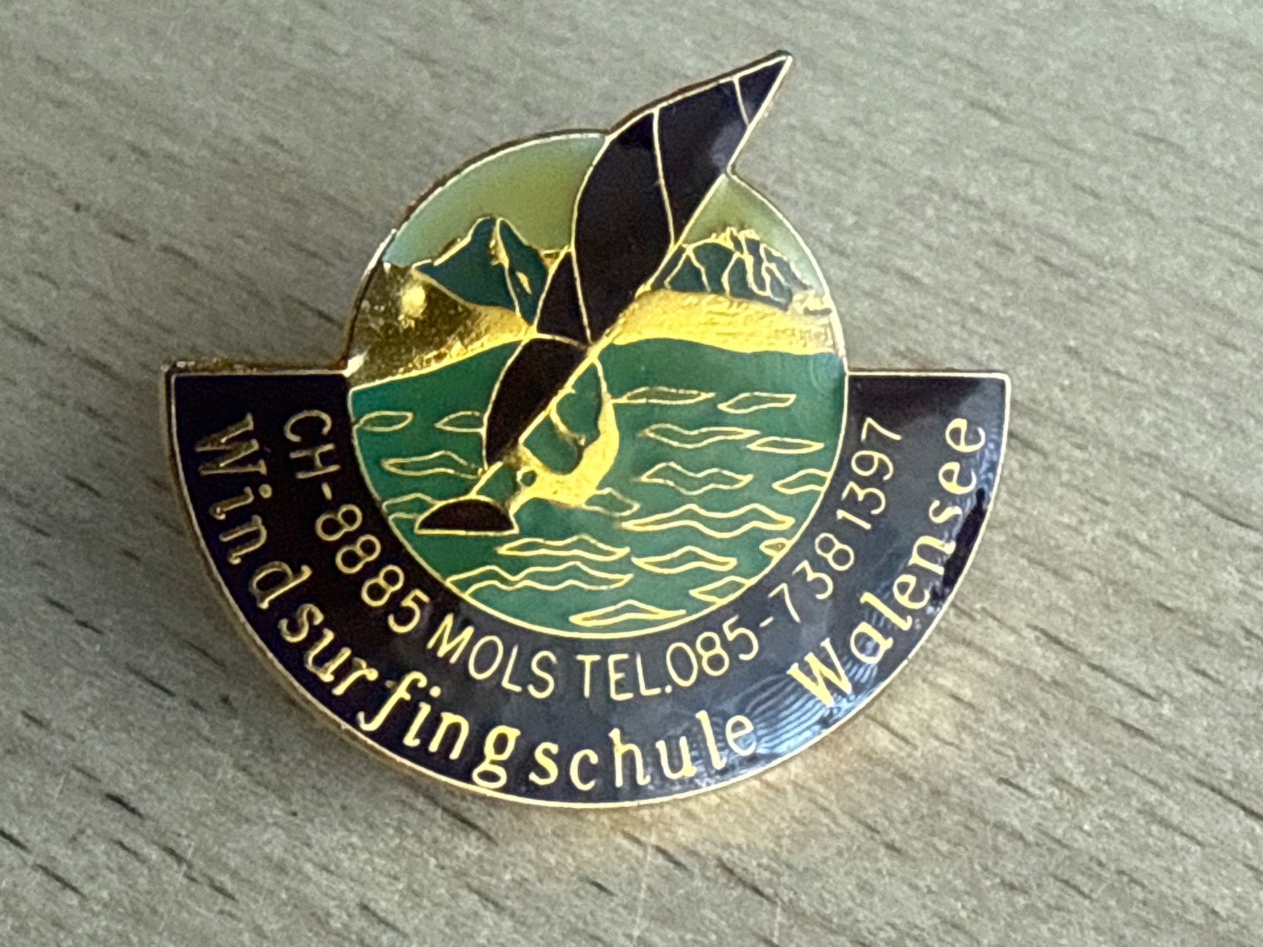 Plaquettes & Badges: Pin Windsurfingschule Walensee – D'occasion à Glattbrugg par Schweigmatt
