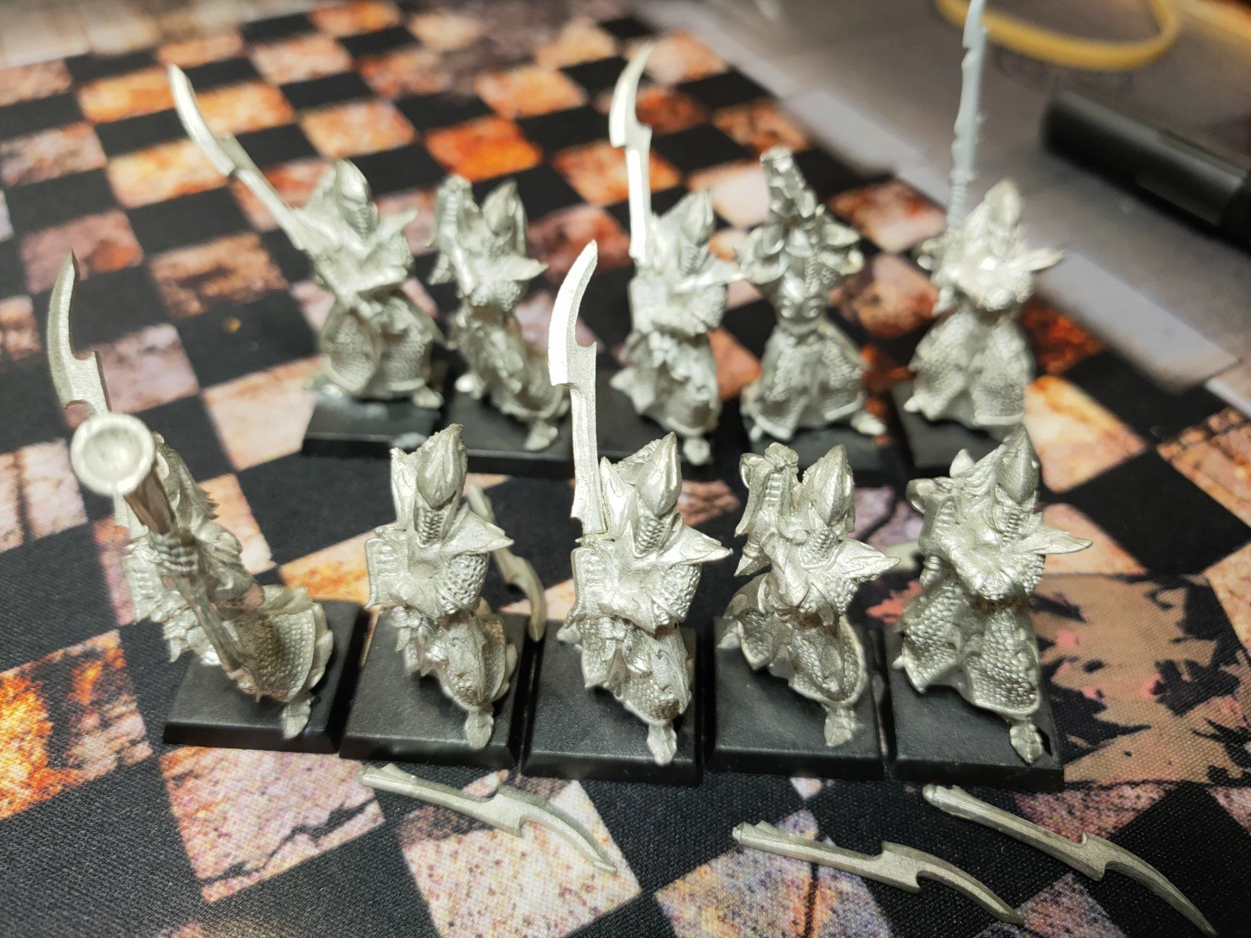 Kit di modellismo & Modellini statici: Dunkelelfen Executioners Warhammer Old World – Usato da Baden venduto da Araneus