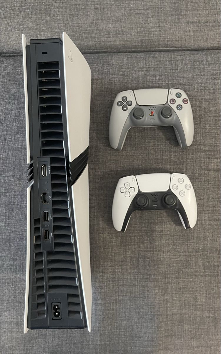Sony Consoles: PlayStation 5 Pro with two controllers – D'occasion à Zürich par mra_y2sr 1
