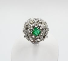 SMARAGDRING MIT DIAMANTEN IN 950 PLATIN