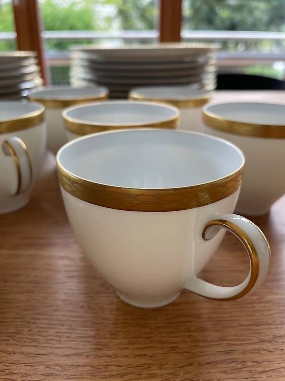Set di piatti: Schönes Geschirrset mit Goldrand – Usato da Arboldswil venduto da son_h59c 3