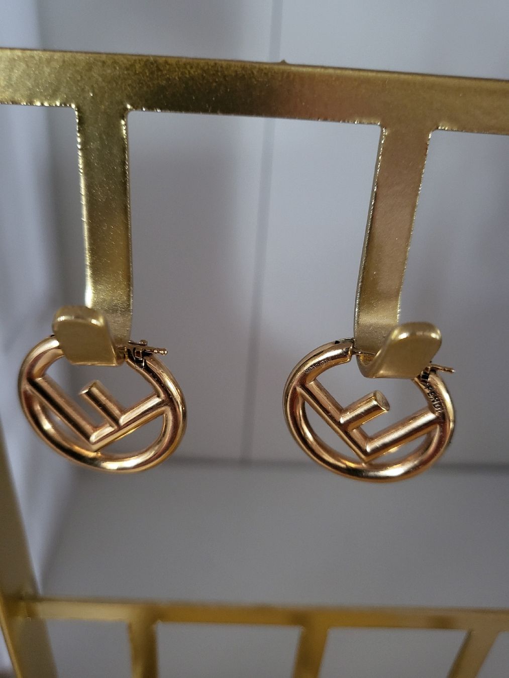 Fendi Ohrringe & -stecker: Fendi O'Lock Hoop Earrings - – Gebraucht aus Sarmenstorf von zuz_q5kq 1