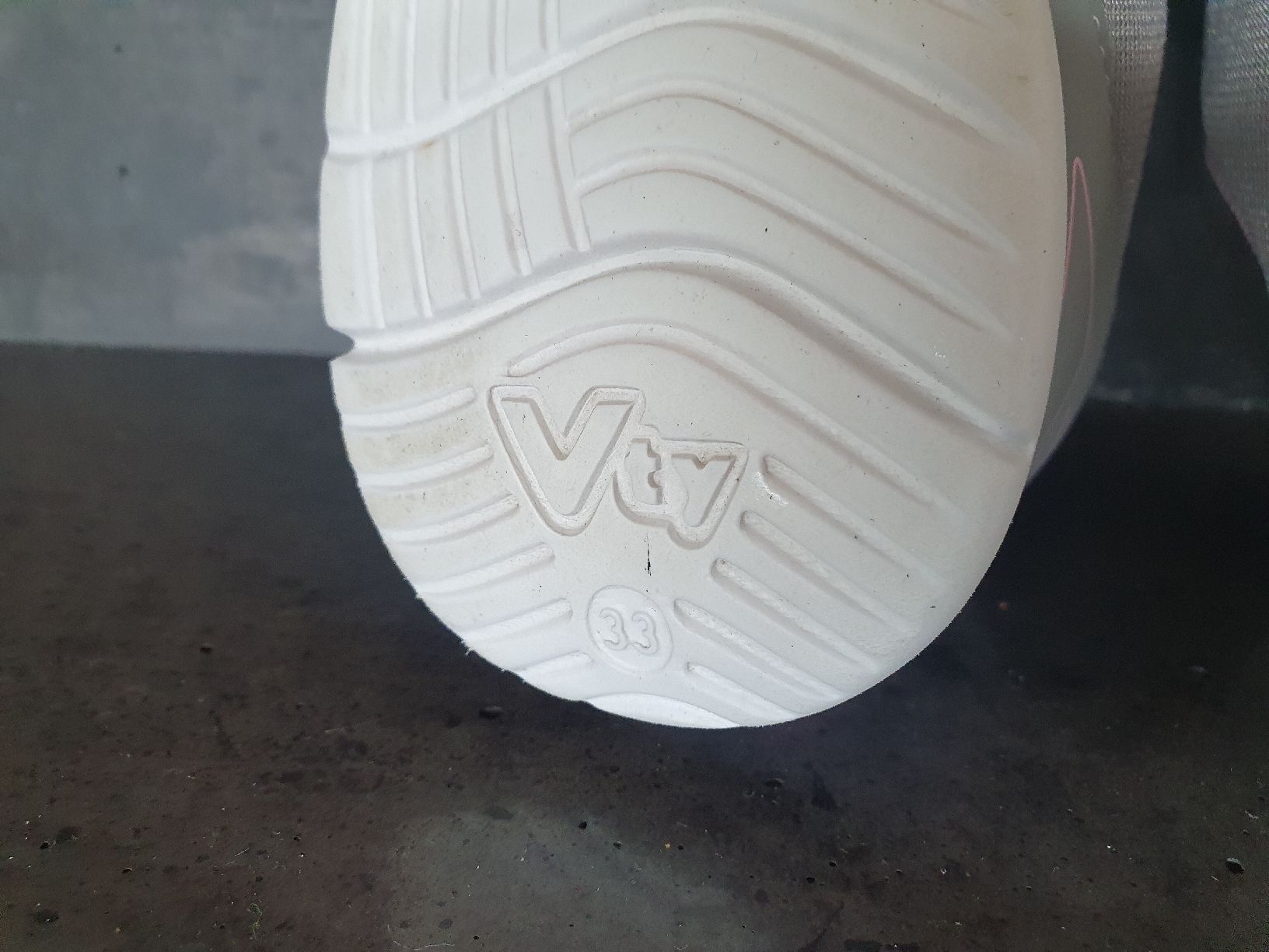 Schuhe für Mädchen: Turnschuhe / Hallenturnschuhe Gr. 33 – Gebraucht aus Villars-sur-Glâne von richardette 3