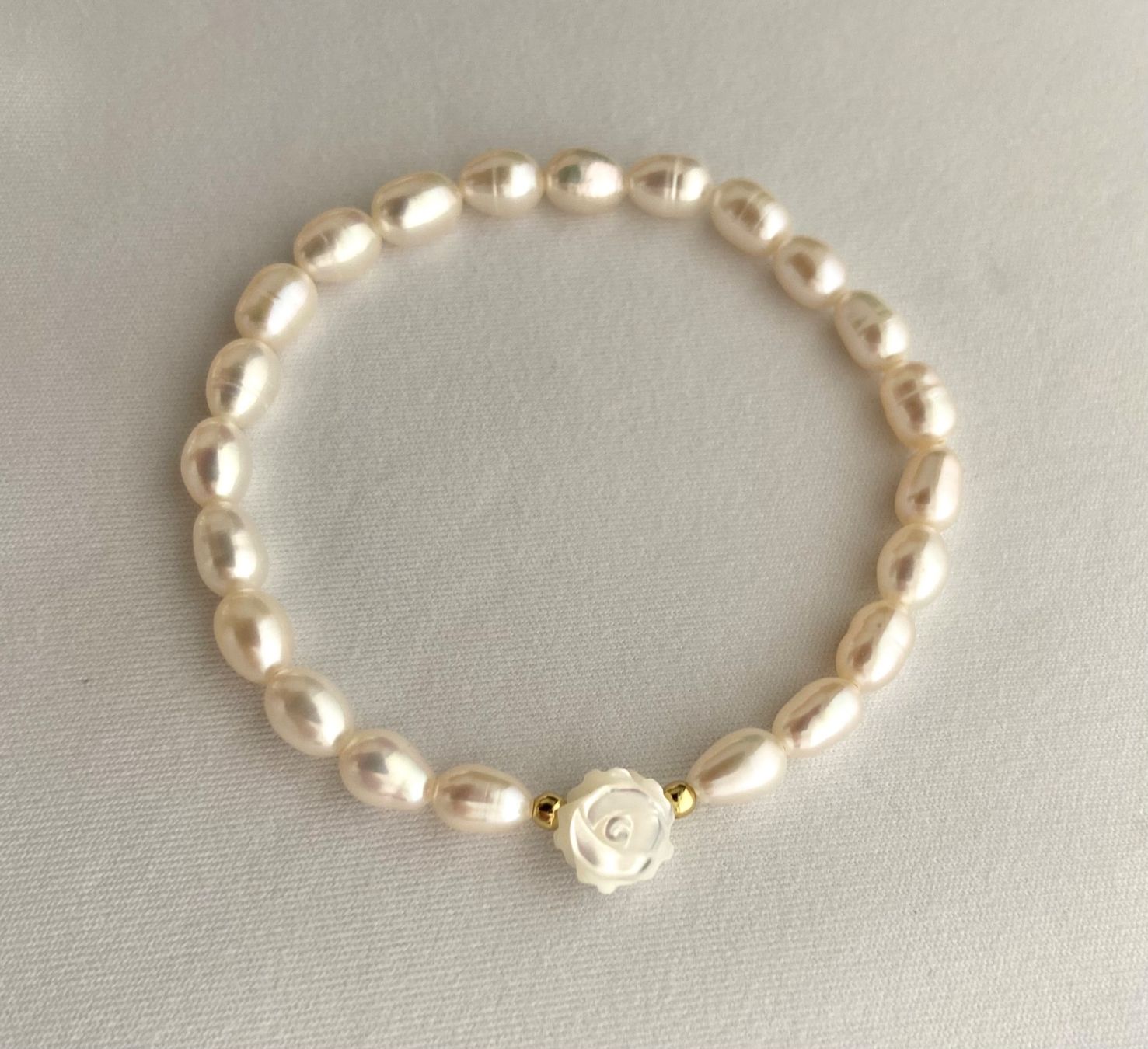 Armbänder & -reifen: Armband Süsswasser Perlen mit Perlmutt Blume auf Mass – Neu und originalverpackt aus Zuzwil SG von Lemliskat 2