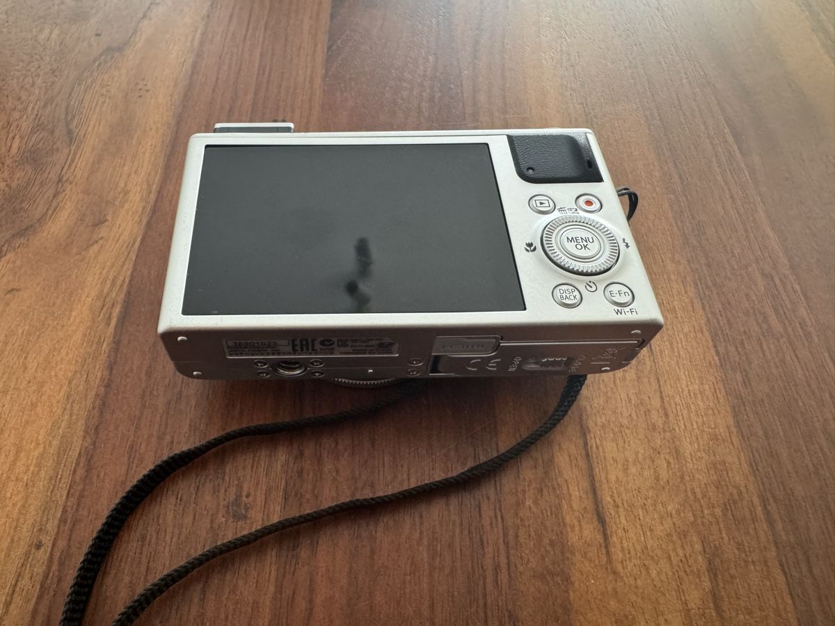 Fujifilm Fotocamera: Fujifilm XQ1 Digitalkamera Silber  – Usato da Sursee venduto da TeamBully 2