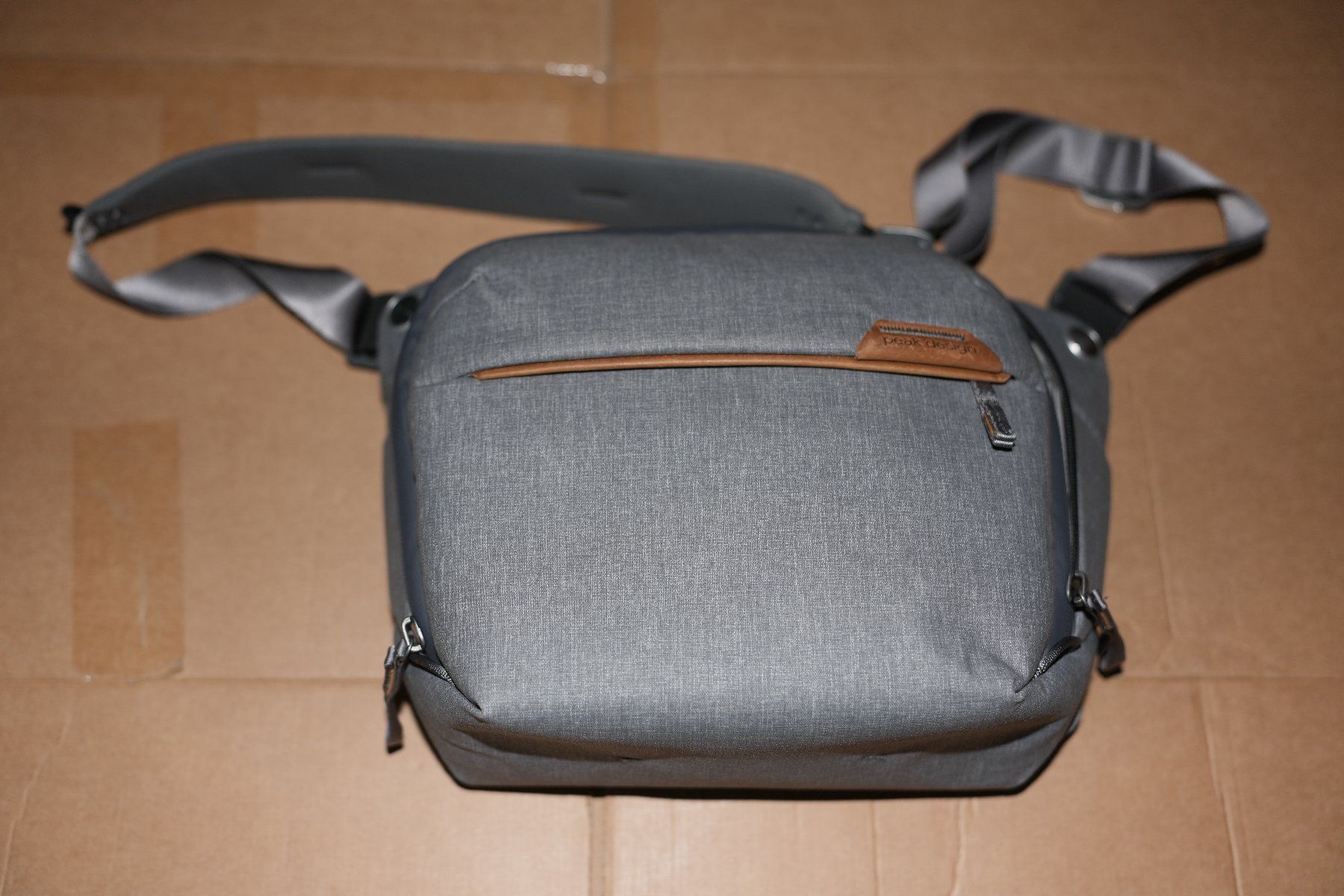 Taschen: Peak Design Everyday Sling 6L Ash – Gebraucht aus Zürich von Verkaufen-Schweiz