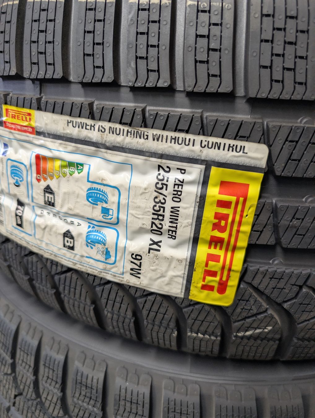 Pirelli Pneus & Roues: Winterreifen  – Neuf avec emballage d'origine à Dürrenäsch par Pneu-Idris 2