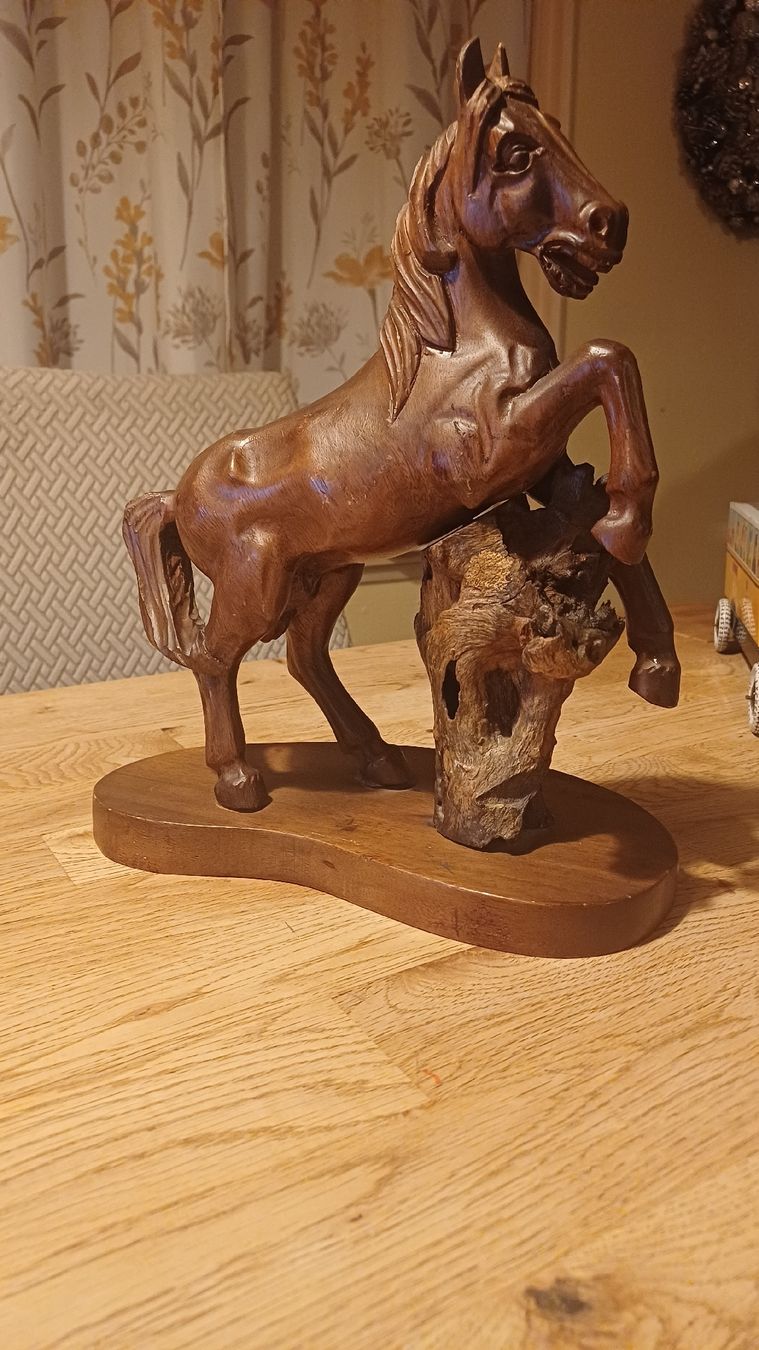 Figuren: Vintage geschnitztes  Holzpferd – Gebraucht aus Flawil von Pinkmalibu 8