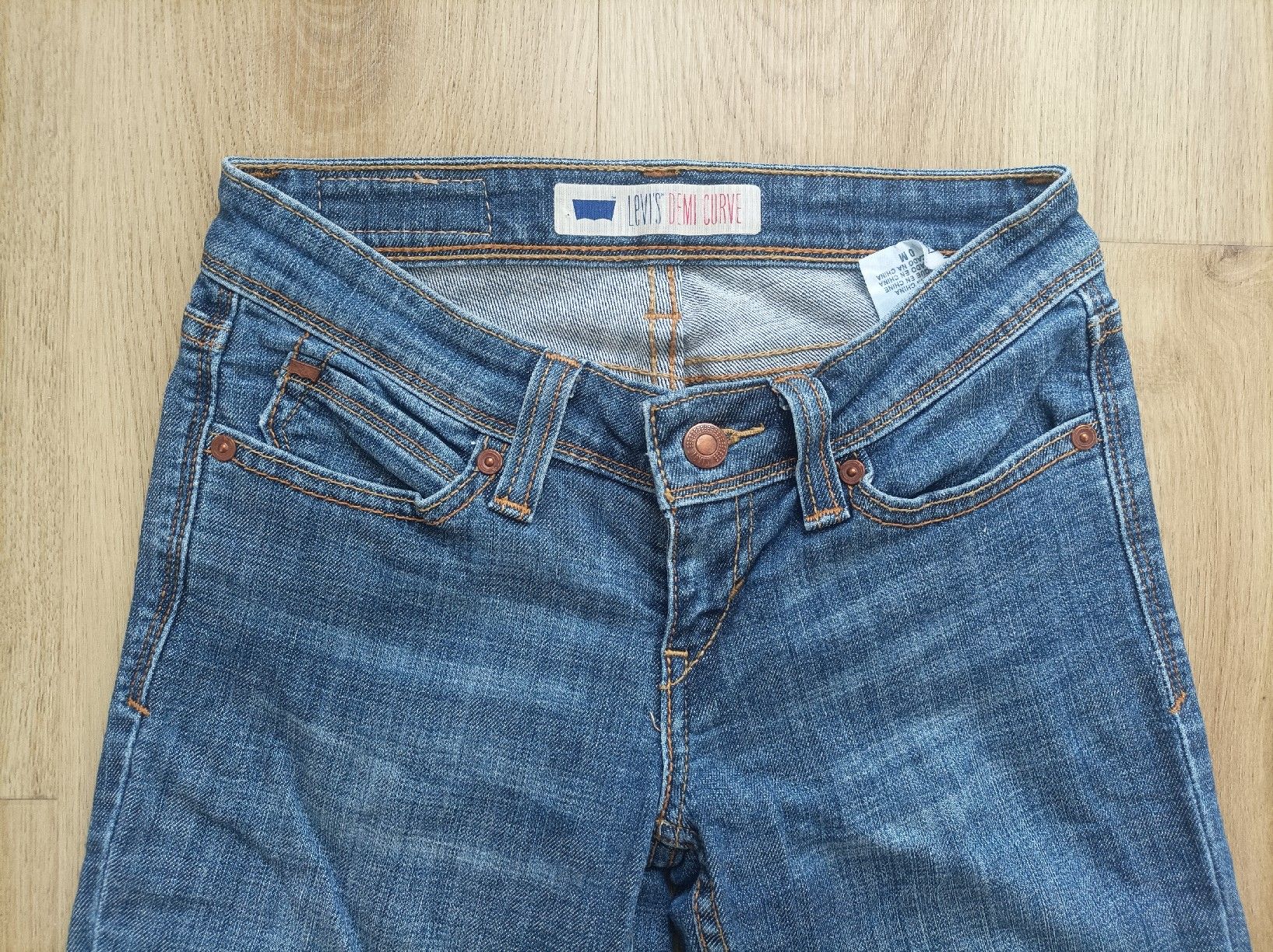 Levi's Jeans: Levi's Demi Curve hellblau (Grösse 0M) – Gebraucht aus Aeschi (SO) von clementinli 1