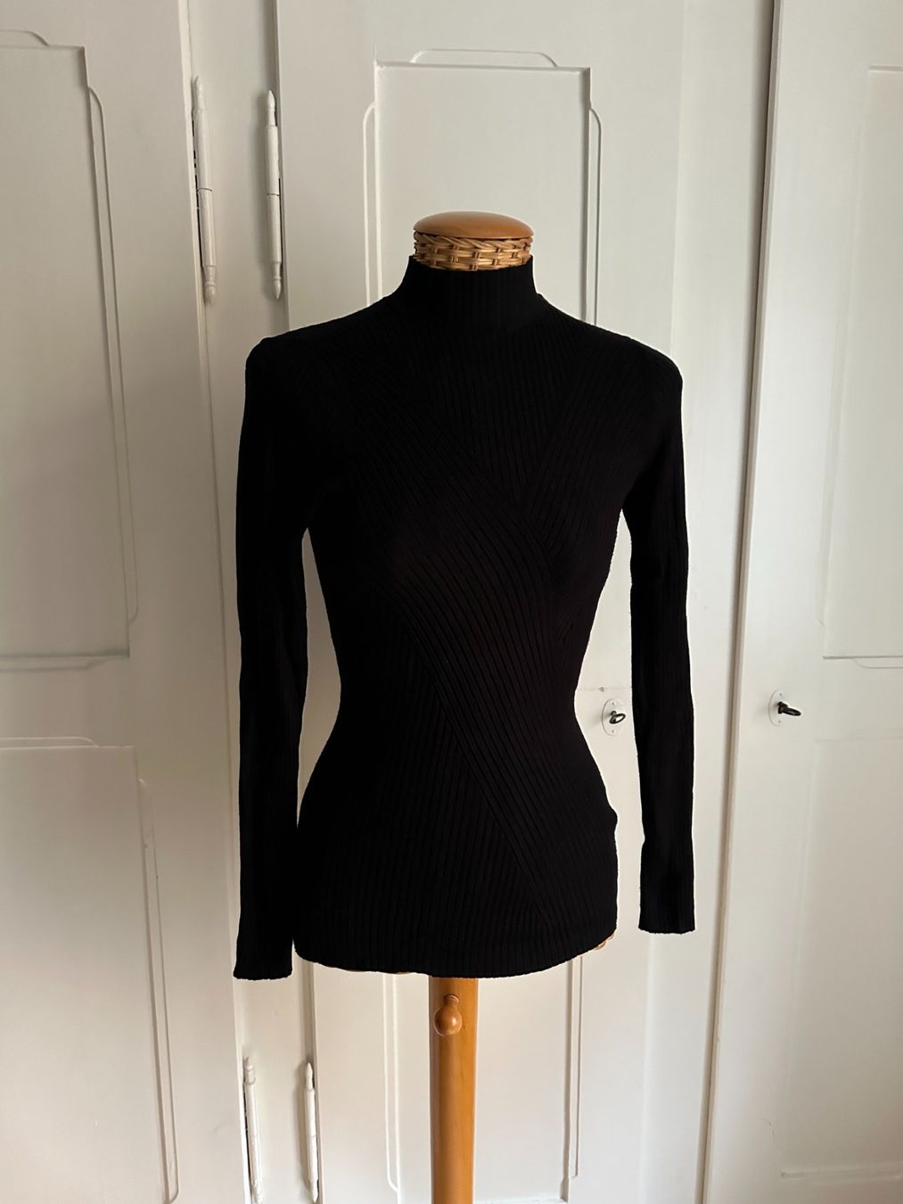 H&M Pulls & Sweat-shirts: Feinstrick Pullover schwarz XS – D'occasion à Zürich par Diazaio