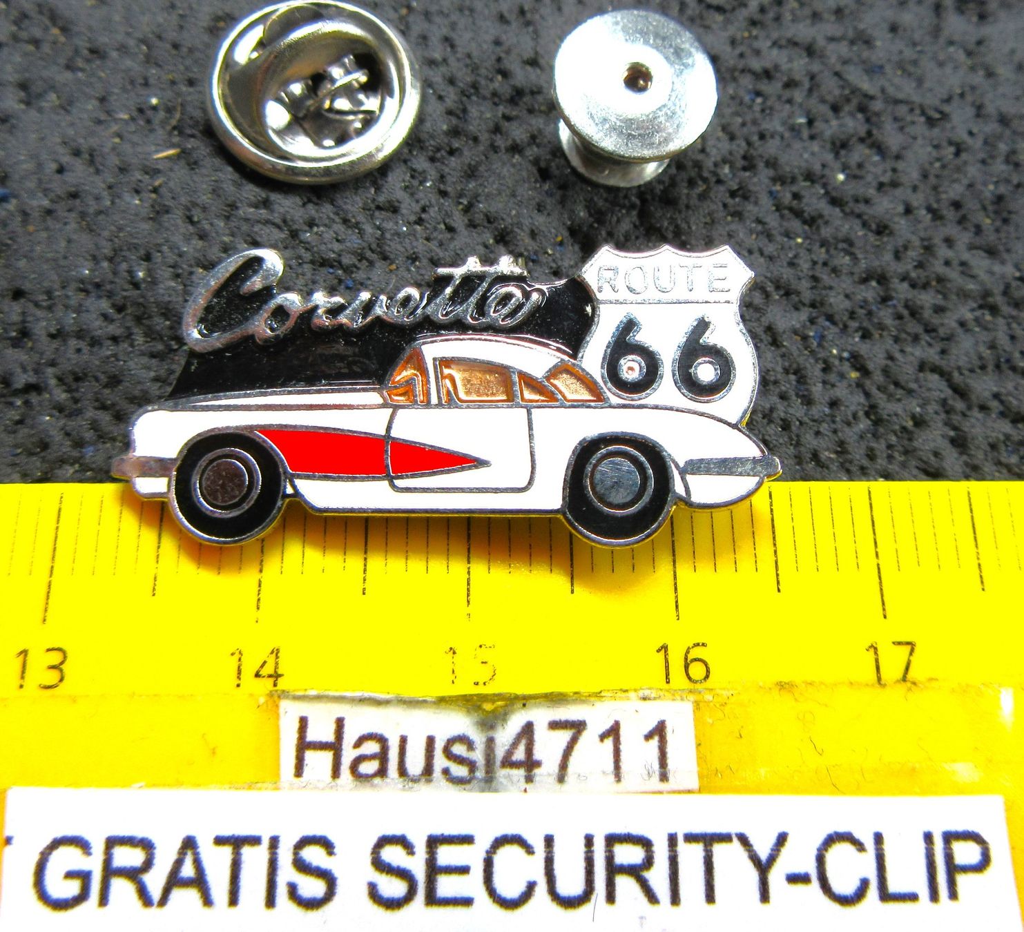 Chevrolet Plaketten & Abzeichen: CORVETTE MIT ROUTE 66 ENAMEL PIN MIT SECURITY-CLIP – Gebraucht aus Ettingen von Hausi4711