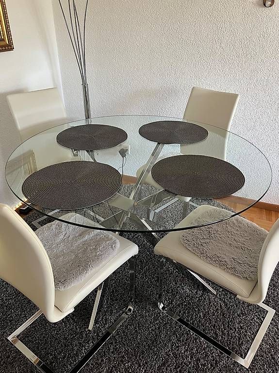 Tavoli: Glas-Tisch inkl. 4 Stühle Möbel Ferrari – Usato da Dübendorf venduto da Jennifer27 1