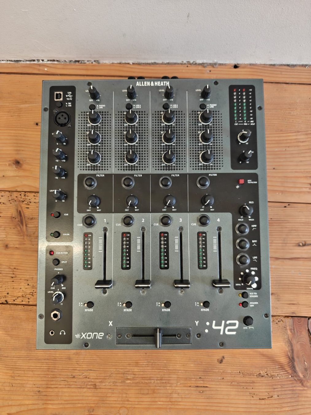 Allen & Heath Console di mixaggio: Allen & Heath Xone:42 – Usato da Sempach Station venduto da sashley33