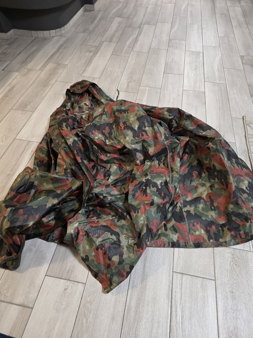 Uniformi: Schweizer Armee Regenmantel Militär  – Usato da Dorf venduto da Echo_Elements