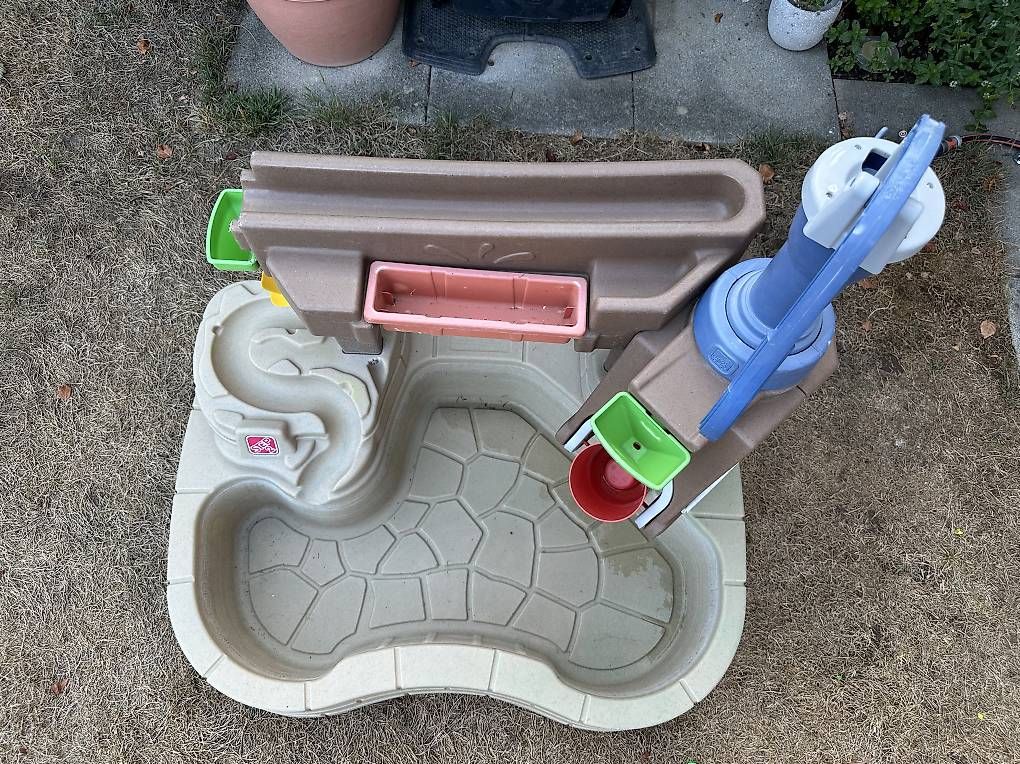 Spielzeuge: Wasserspieltisch – Gebraucht aus Mülligen von SwissGMAN 1