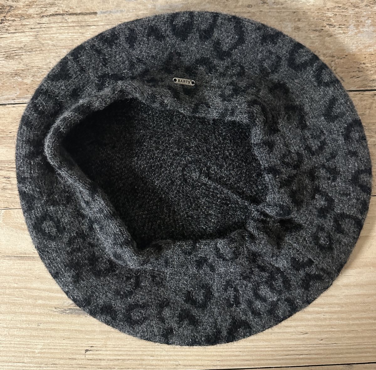 Barts Copricapi, berretti & cappellini: Barts Leconte Beret – Wollbarett grau leopard – Usato da Steffisburg venduto da blackcoffee 3