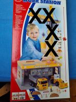 Werkhof mit Lastwagen und Bagger