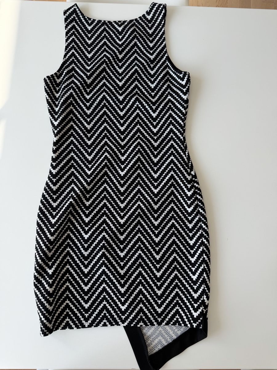 Kleider: Dress, Black White Zigzag, Size 8 – Gebraucht aus Wallisellen von EncoreAtelier