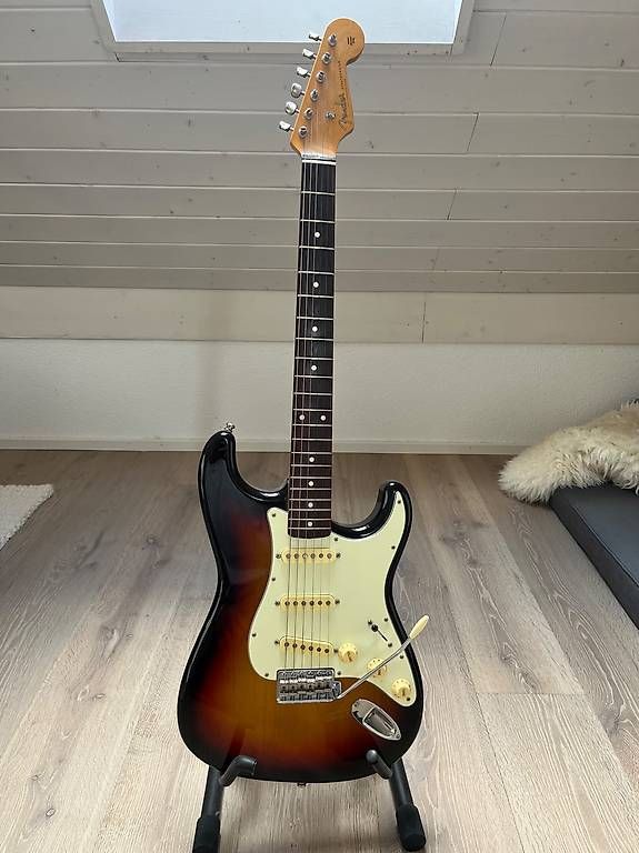 Fender Strumenti musicali: 2004 Fender Stratocaster '62 Reissue sunburst – Usato da Eglisau venduto da Peavey80