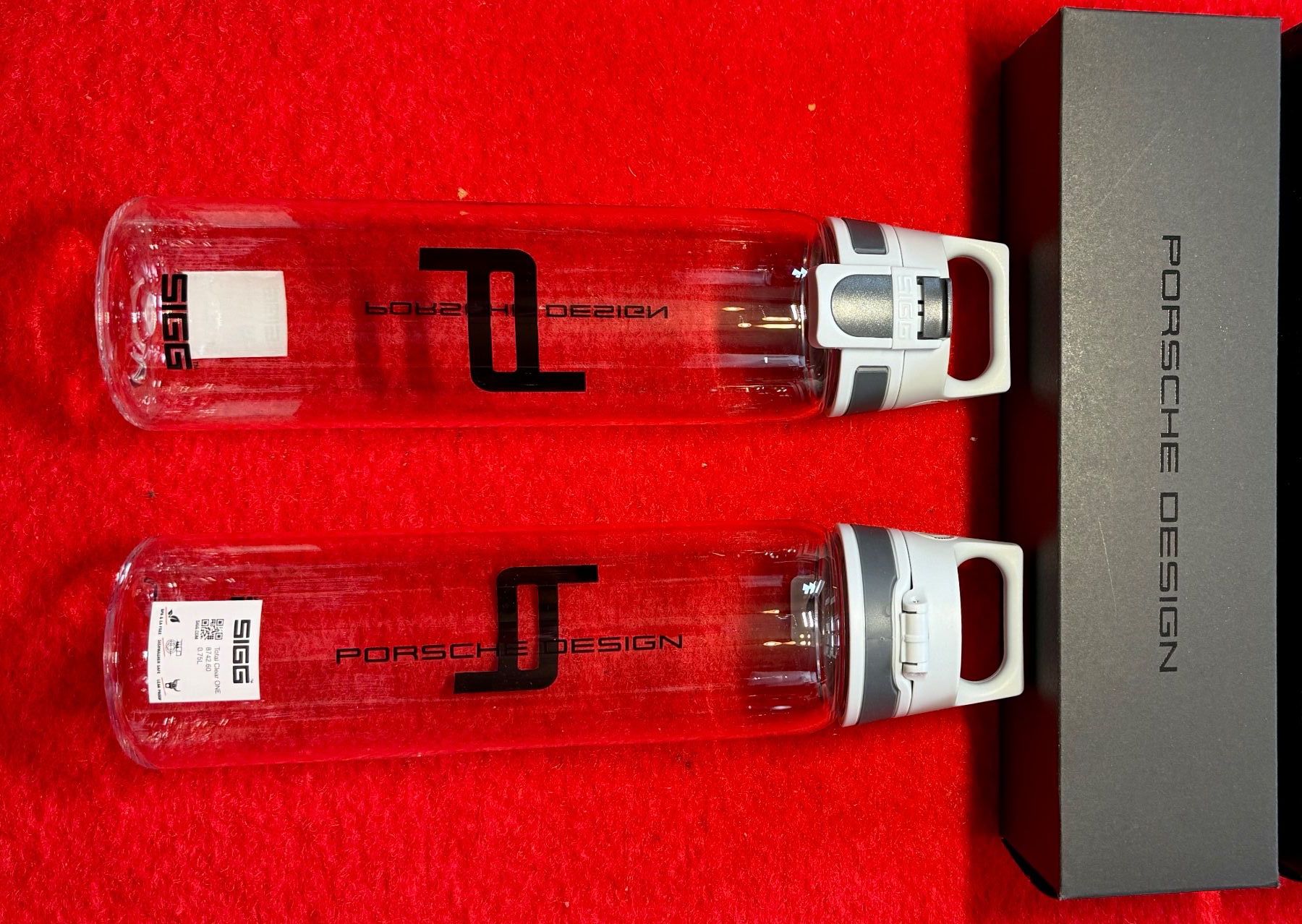 Sigg Gourdes & Thermos: PORSCHE DESIGN Trinkflasche ^total clear^ SIGG Versand 9Fr – Neuf avec emballage d'origine à Heiligenschwendi par Bgb623