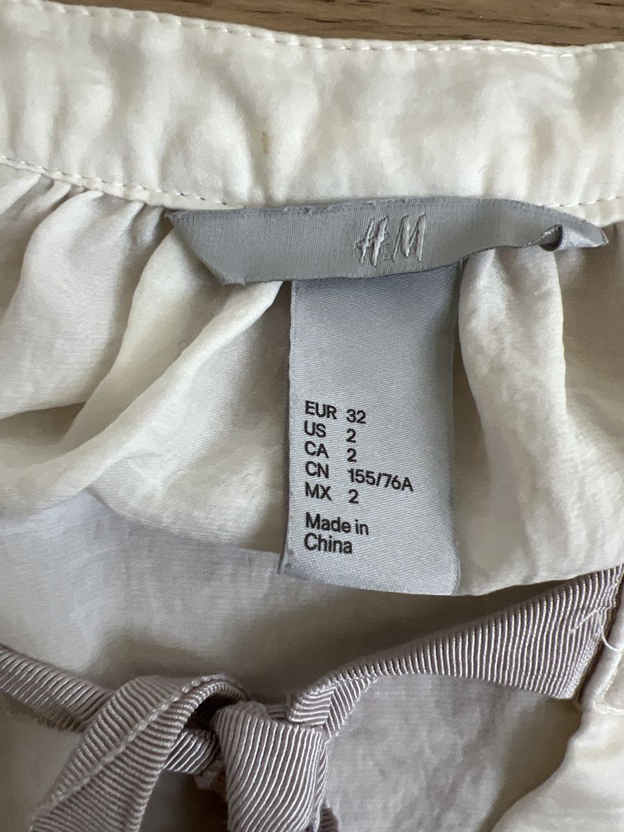 H&M Blusen: H&M Bluse, Gr. s, creme-weiss mit Schleife. Mit Fleck – Defekt aus Oensingen von SchickeDame 5