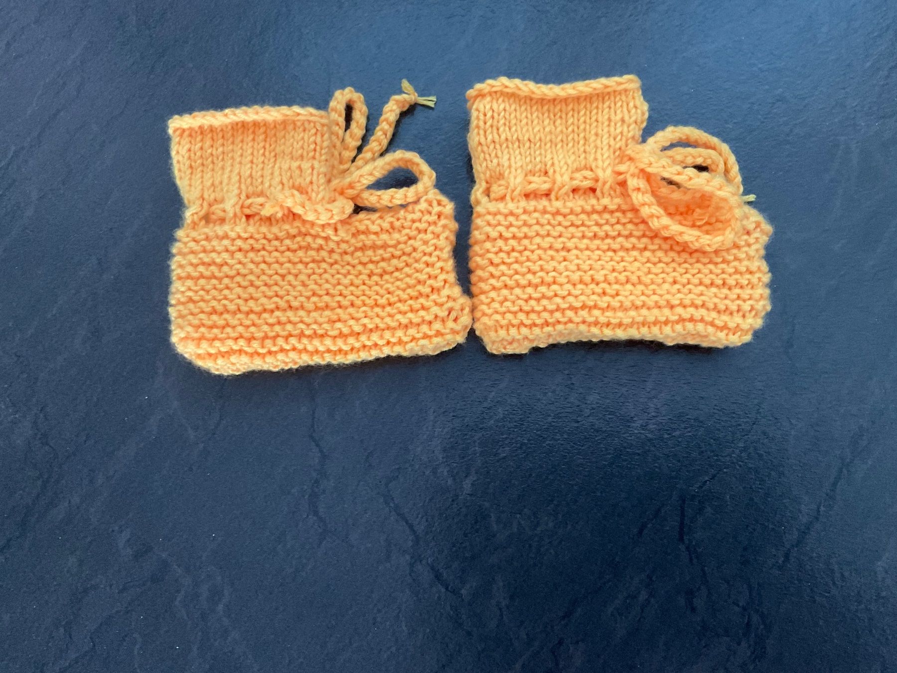 Calze per bambini: Handgestrickte Babyfinkli Gelb – Nuovo (secondo la descrizione) da Wetzikon ZH venduto da FeeF