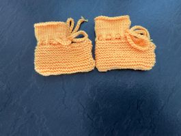 Handgestrickte Babyfinkli Gelb