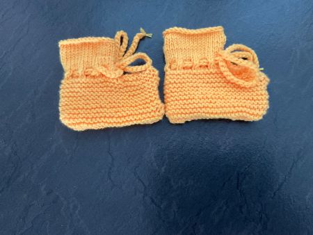 Handgestrickte Babyfinkli Gelb