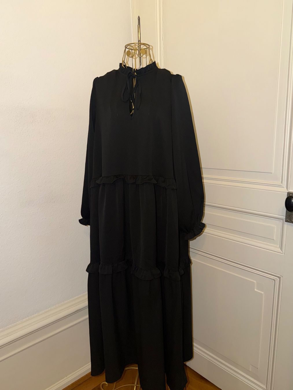 Kleider: Neues Schwarzes, elegantes Maxikleid mit Rüschen Gr L – Neu und originalverpackt aus Basel von Blausara707 1