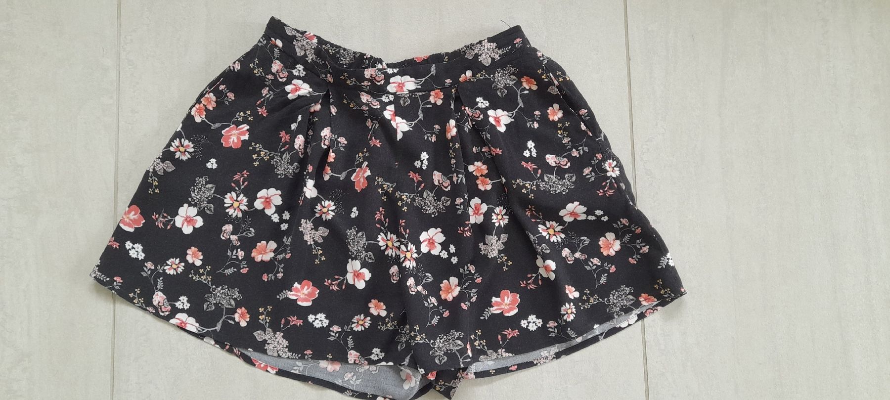 Stradivarius Pantaloni: Stradivarius Shorts mit Blumenmuster, Grösse S – Nuovo (secondo la descrizione) da ERLINSBACH venduto da doudouce