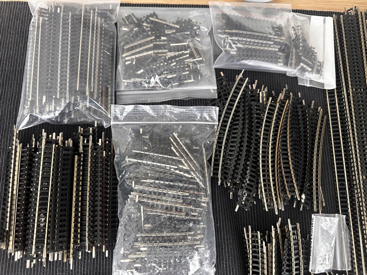 Modellini di ferrovie: MEGA Spur N : Weichen Schienen Posten ab 99.- – Usato da Sennwald venduto da HARO-Import 1