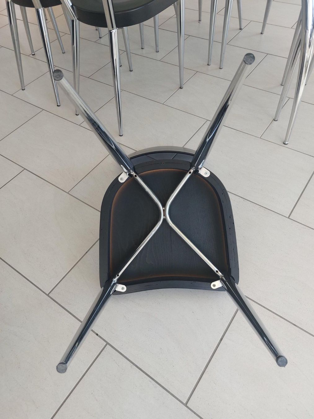Pfister Set di tavolo e panche: Table avec plateau en verre et 8 chaises – Usato da Vallon venduto da fnirak 6