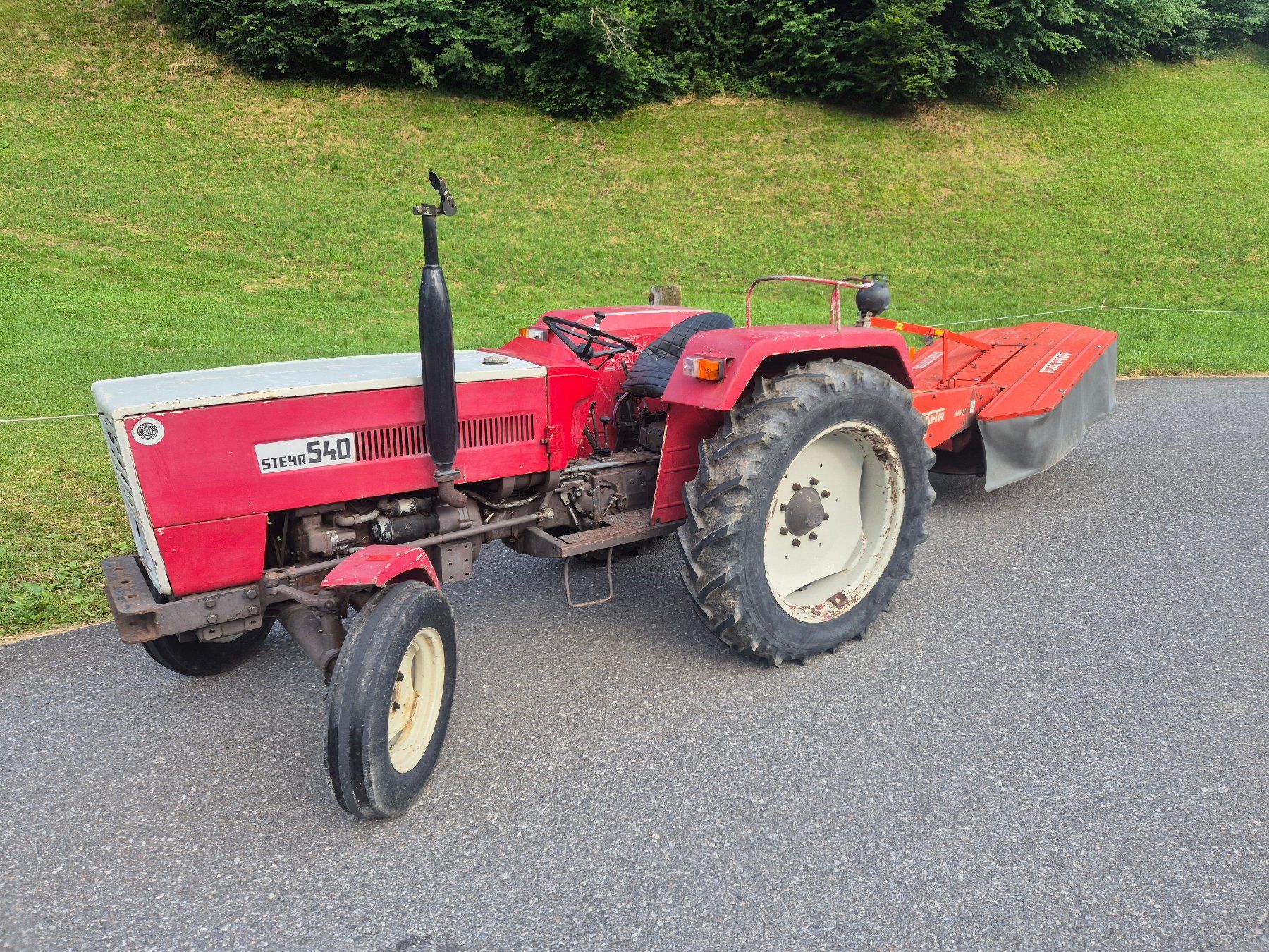 Steyr Trattori: Traktor Steyr 540 2-Rad mit Seitenmähwerk – Usato da Kandergrund venduto da 07071963 1