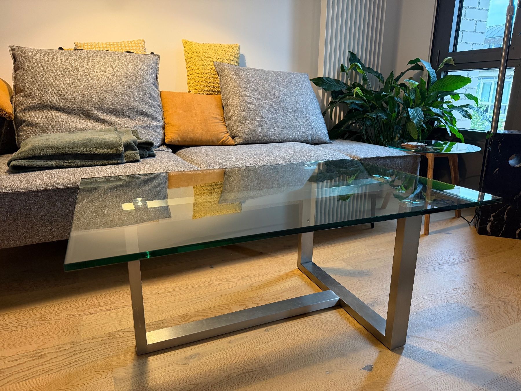 Tavoli: Glass couch table w elegant metal frame – Usato da Zug venduto da chr_trc2 1