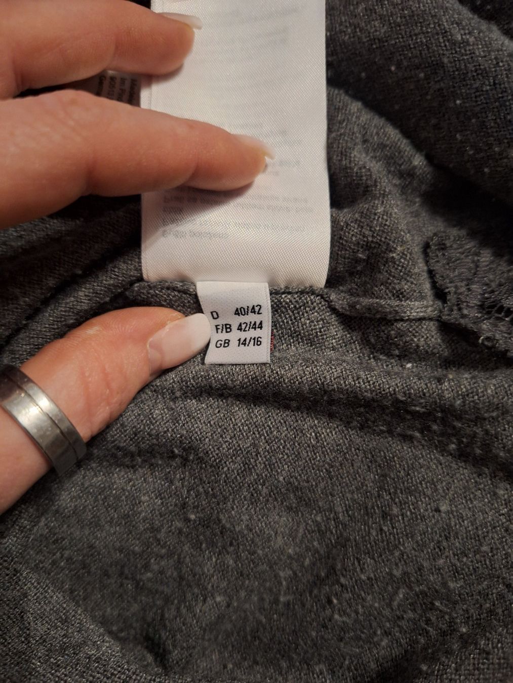 Madeleine Maglioni & Felpe: Madeleine Pullover grau mit Spitzendetail Grösse 40/42 – Usato da Wanzwil venduto da chlinih93 4