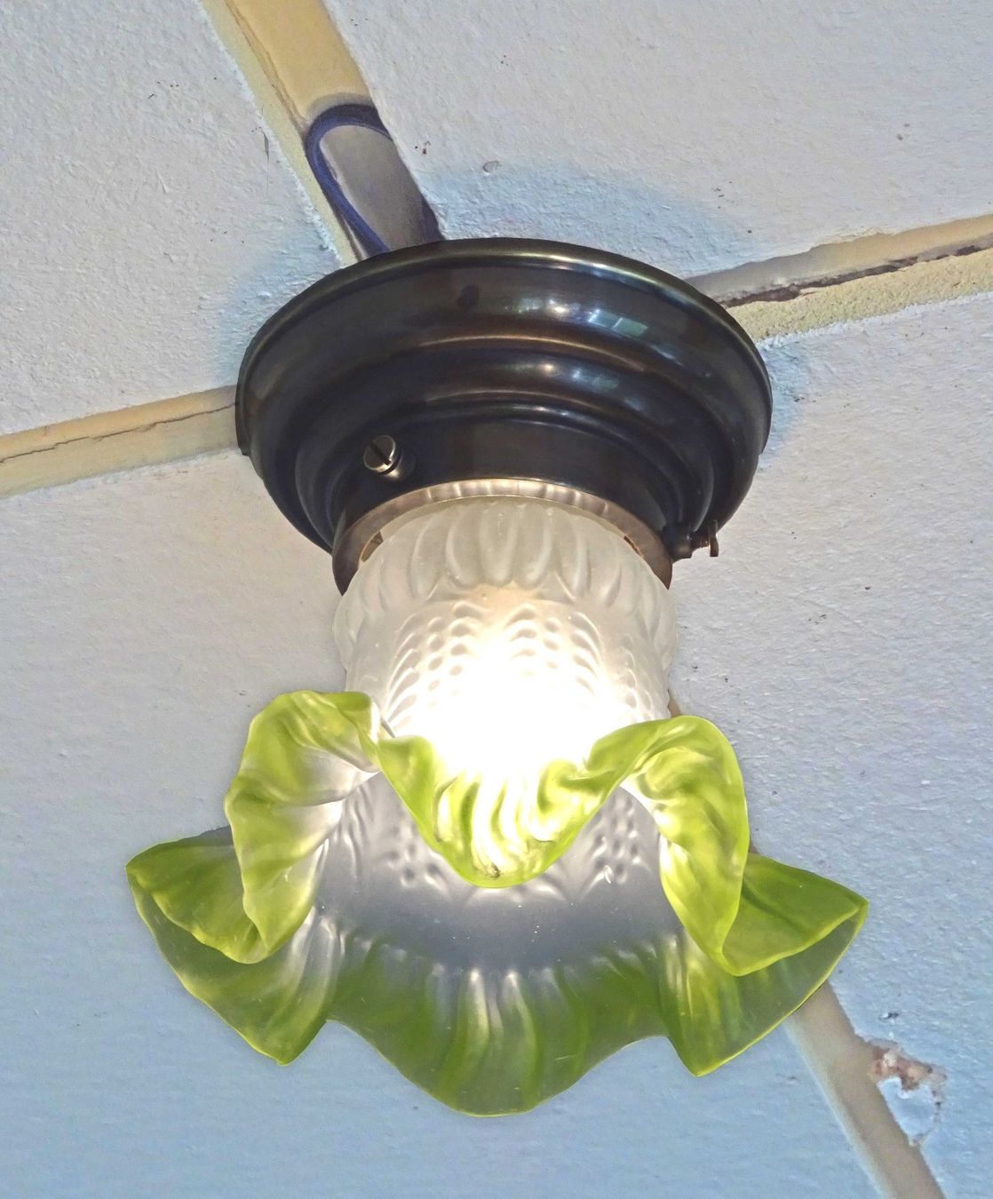 Lampadari & plafoniere: Deckenlampe, antikes Glas mit neuer Messing-Halterung – Usato da Malters venduto da ADA011