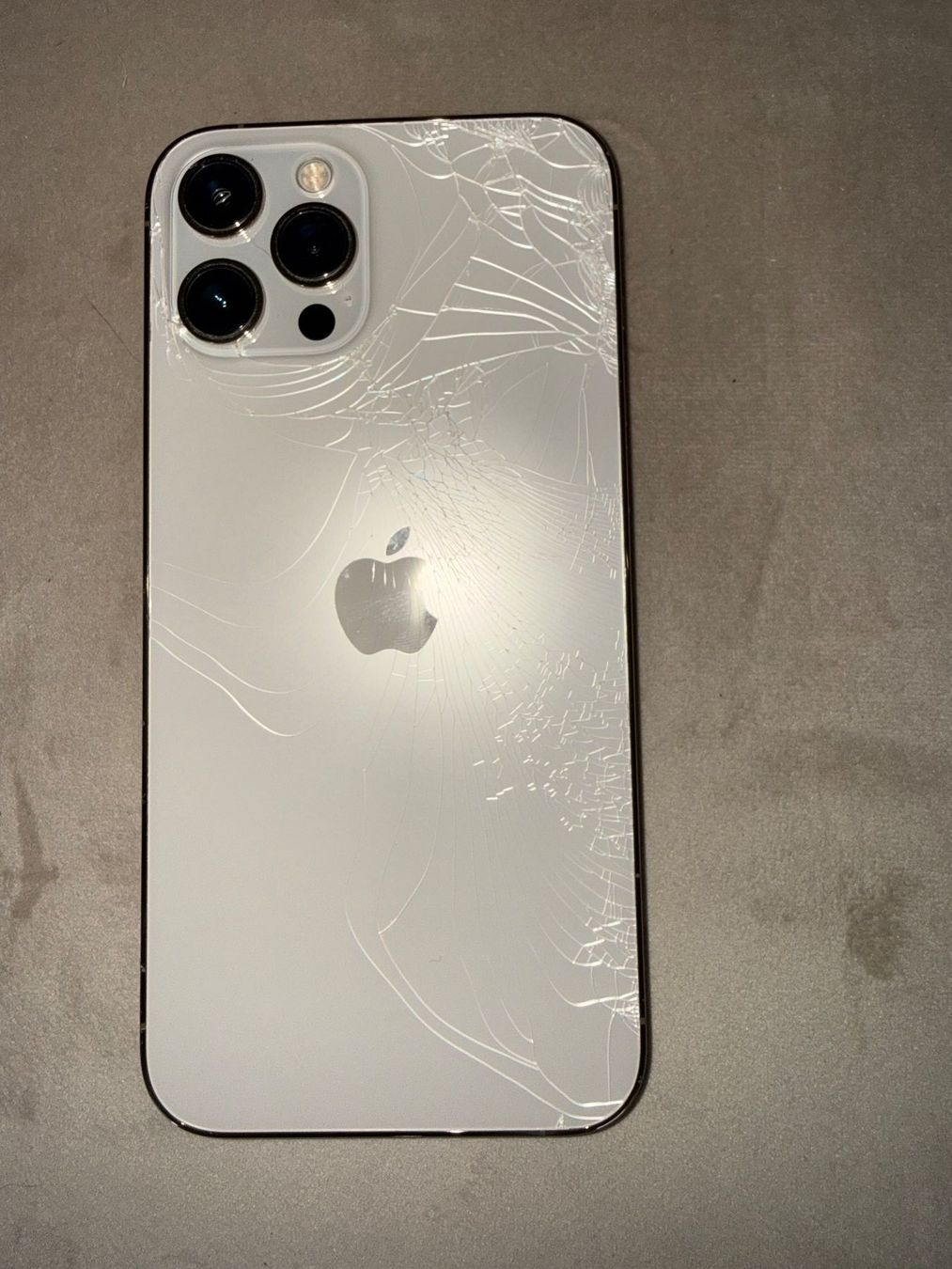 Apple Portables: iPhone 12 Pro MAX 128GB Gold - Vitre arrière cassé – D'occasion à Biel/Bienne par Rinee_G 1