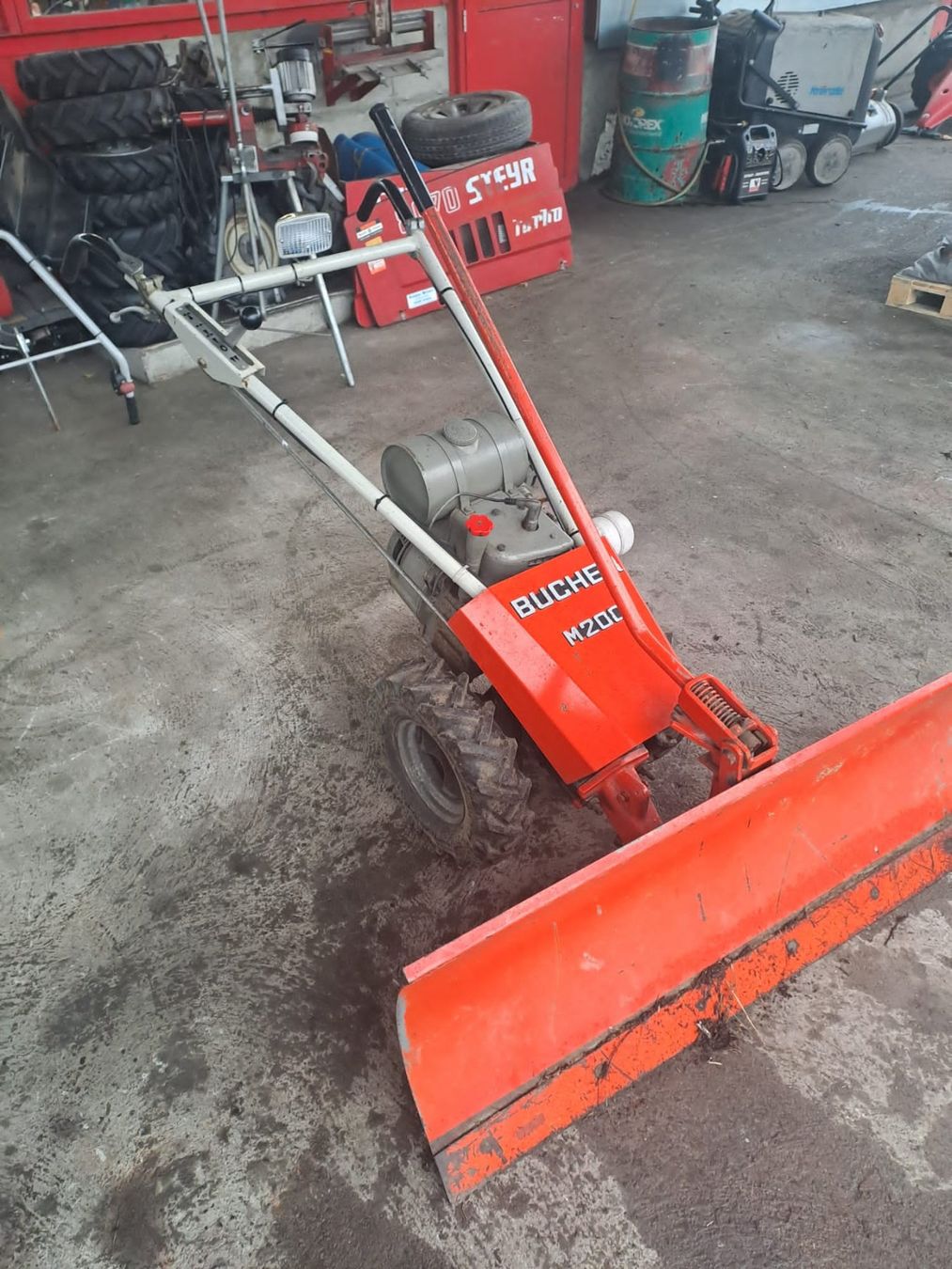 Bucher Schneeräumung: Bucher Motormäher M200 mit Schneepflug – Gebraucht aus Egg SZ von kombi83