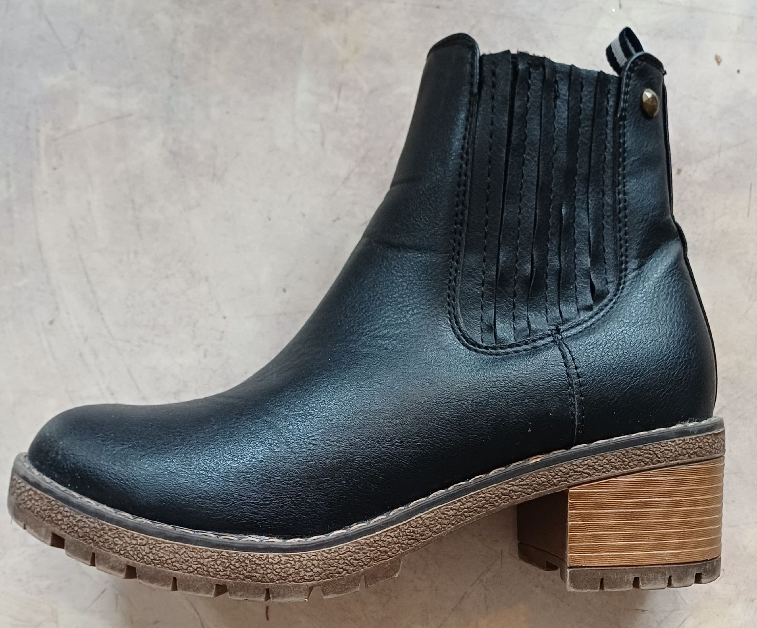 Scarpe da donna: schwarze Stiefelette von esmara im 38 – Usato da Merenschwand venduto da Brockinell 4