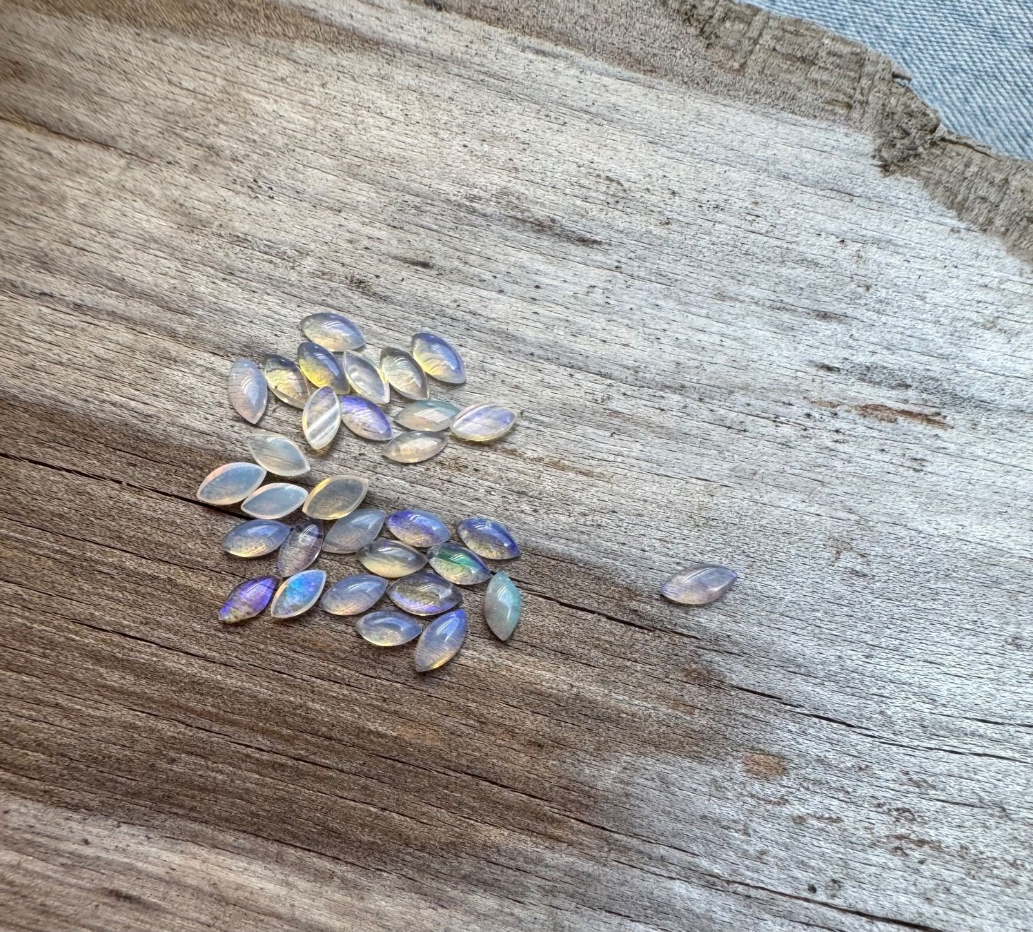Fossili: 30 Stk  Cabochons Opal  echt!! winzig neu    2x4mm  solid – Nuovo e nell'imballaggio originale da Leuggern venduto da gemshow 7