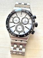 Chronograph Swatch Uhr Edelstahlgehäuse weisses Zifferblatt