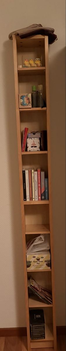 Ikea Scaffali: Tall narrow shelving unit  – Usato da Zürich venduto da Aleksandra_st