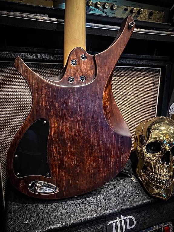 Strumenti musicali: Basse Tribal Cem – Usato da Montreux venduto da Alligator-AMPS 2