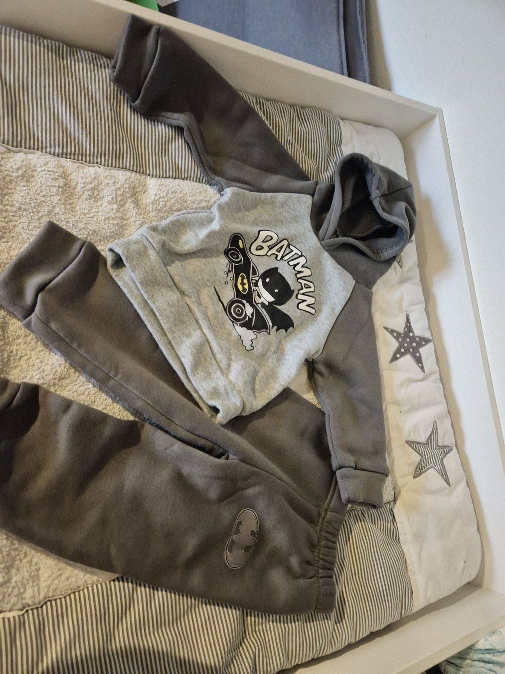 Lots de vêtements: Kleiderset Batman Grösse 18-24Monate – D'occasion à Leuggern par MonaM90