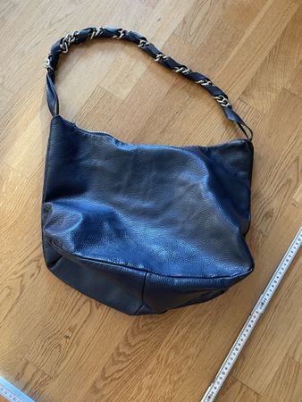 Tasche/ Schwarze Ledertasche mit silberner Kette