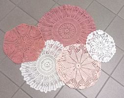 SET AN 5 *HÄKEL - DECKCHEN* MAX. DM 42CM/DIV.FARBEN/TIPTOP