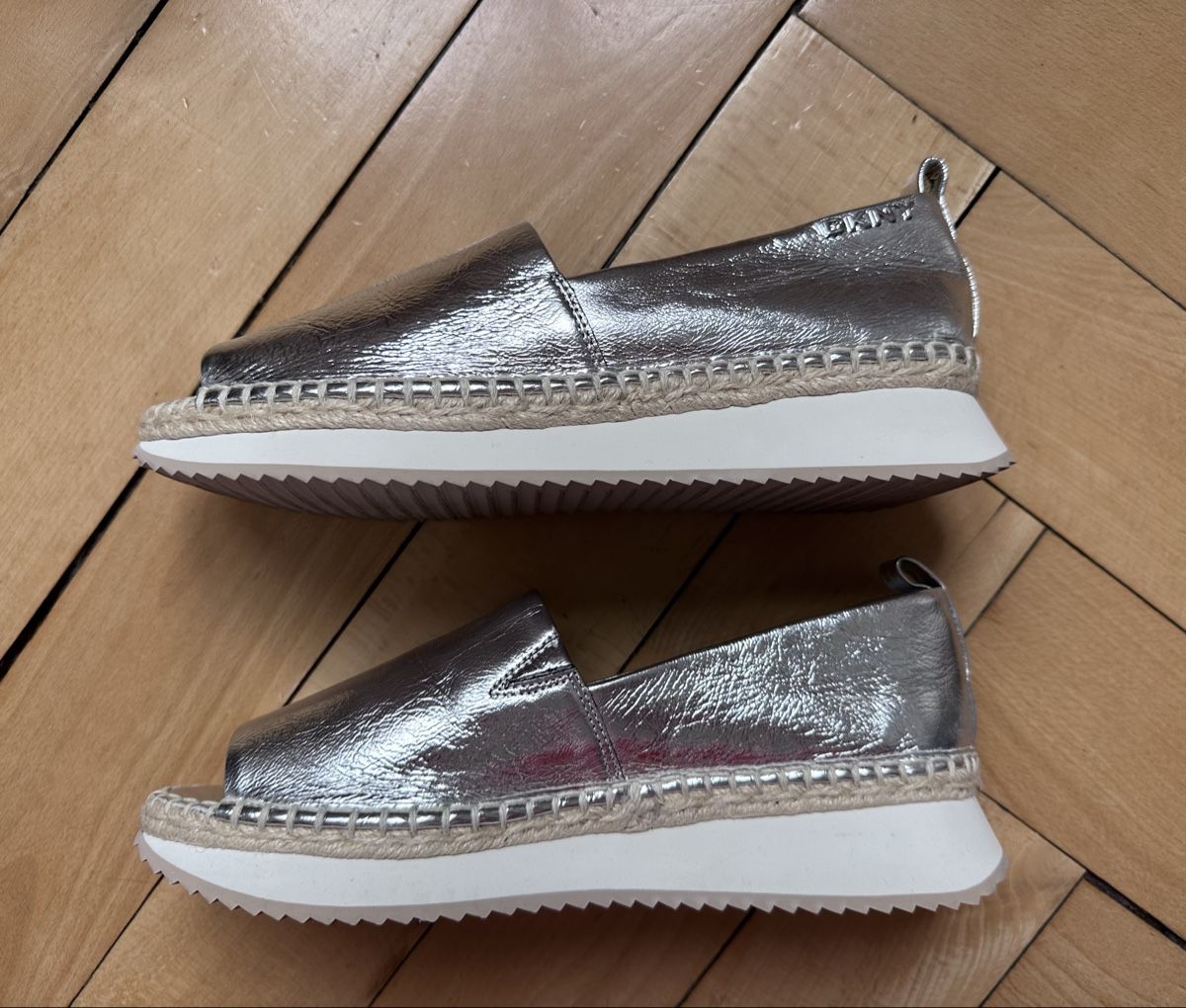 DKNY Scarpe da donna: DKNY Silver Espadrille Platform Sandals - EU size 40.5 – Nuovo (secondo la descrizione) da Zürich venduto da ben_sx7k 1