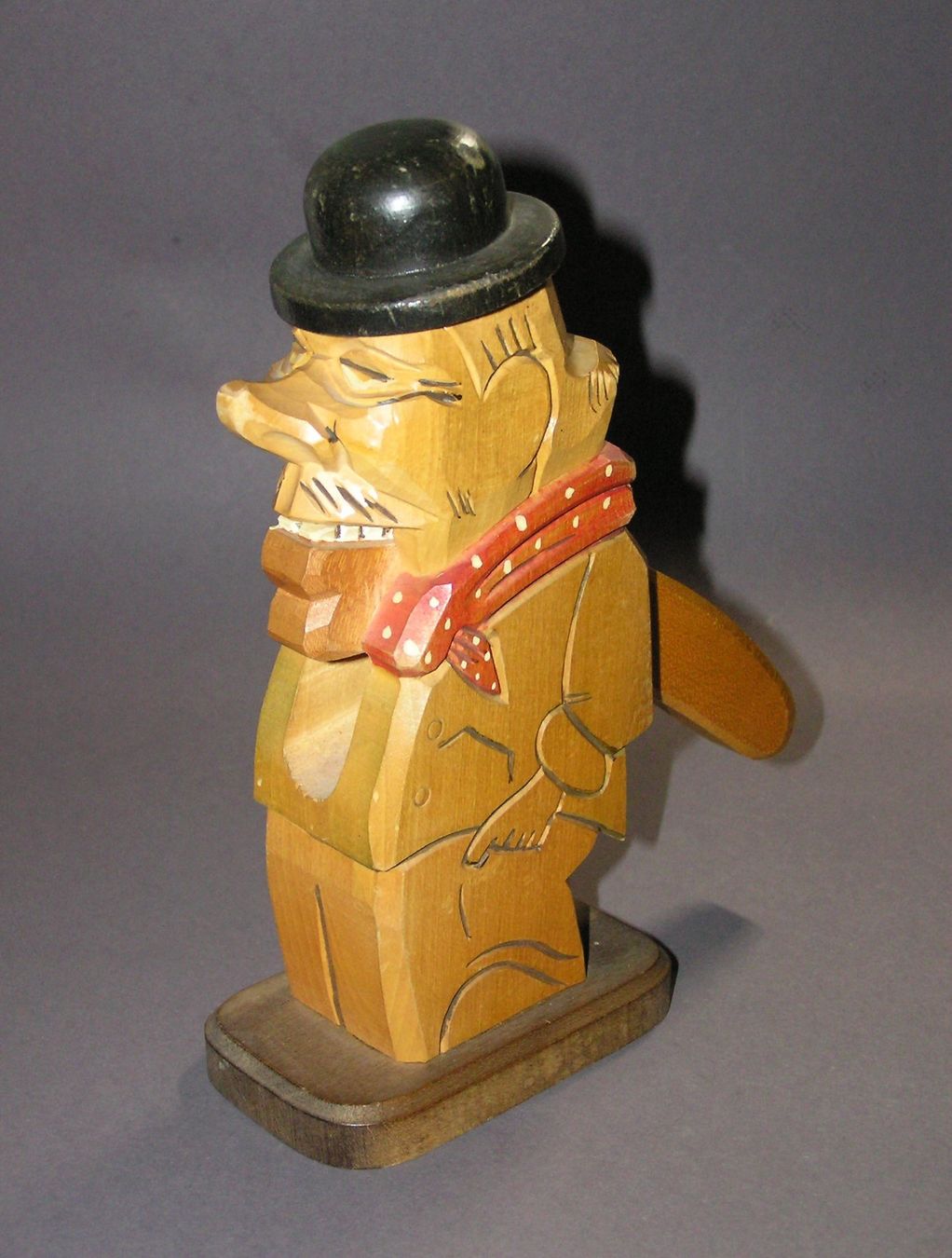 Statuette: SCHWEIZER HANDARBEIT NUSSKNACKER HOLZ FIGUR – Usato da Grenchen venduto da Antique-hunter 6