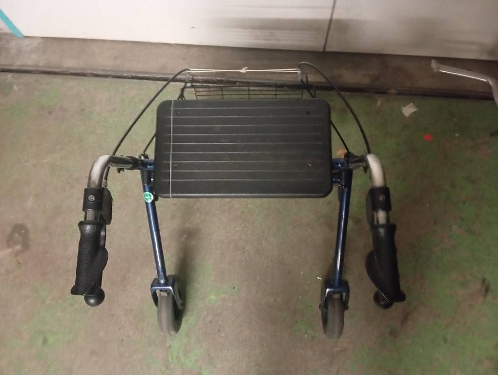 Aides à la marche: Rollator mit Bremse – D'occasion à Basel par Petergunn 3