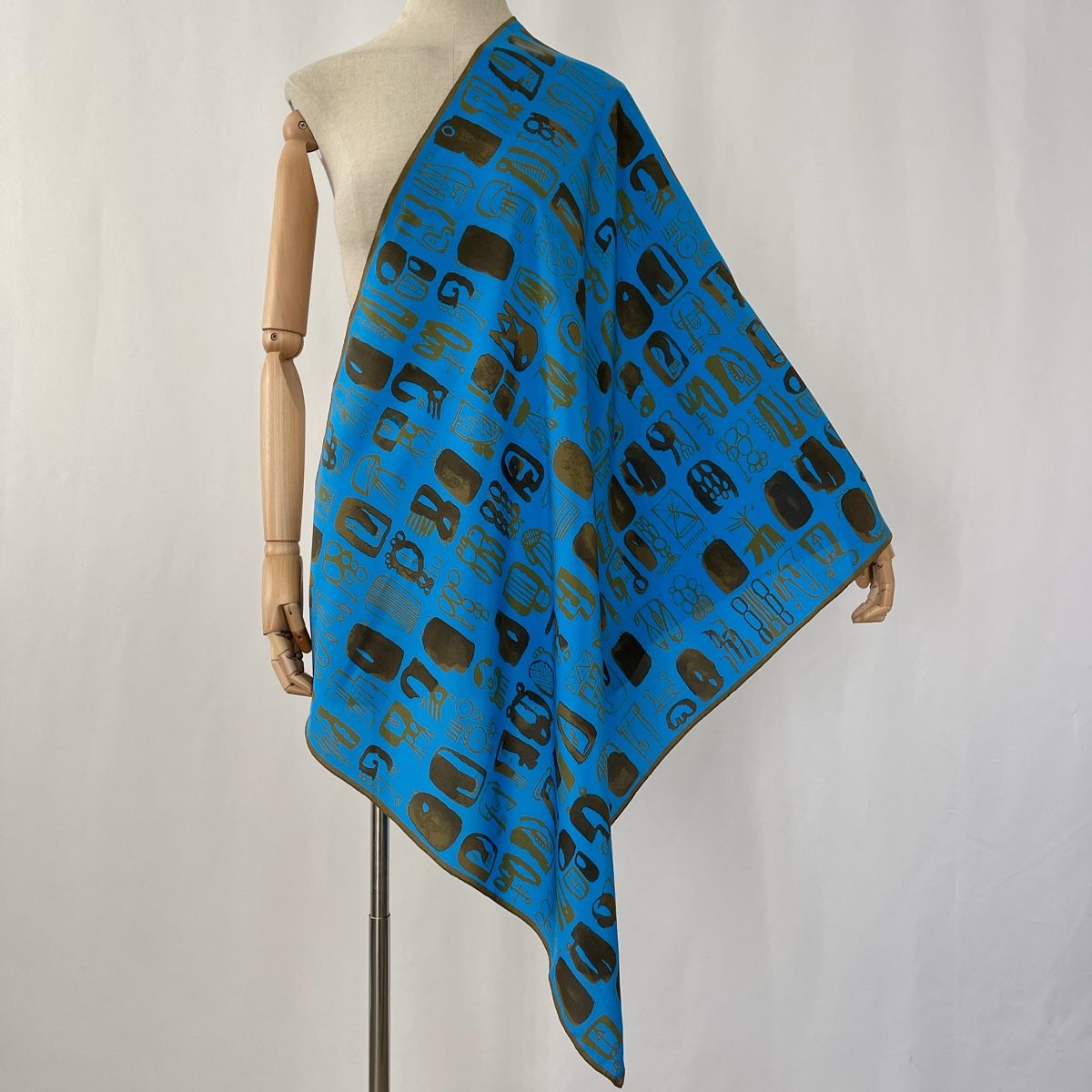 Fabric Frontline Foulard & Sciarpe: FABRIC FRONTLINE Silk Scarf – Nuovo (secondo la descrizione) da Emmen venduto da Avviivva_Com2023